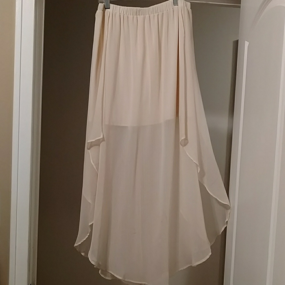 Flirty flowy ivory skirt❤️